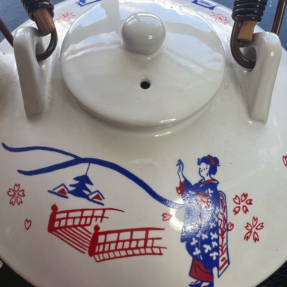 Vintage White Japanese Print Small Teapot Geisha over Bridge Sake Teapot. - Picture 8 of 9